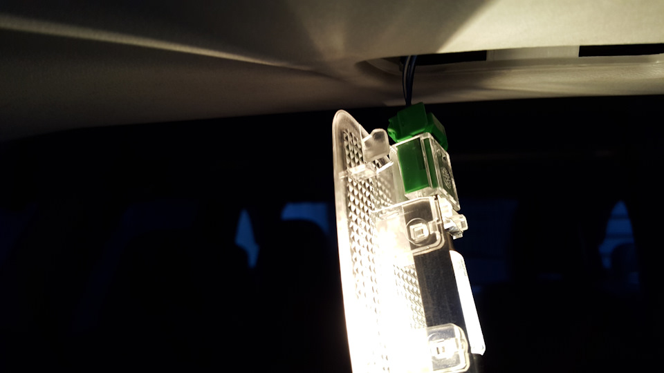 Снимаем потолочный плафон багажника, отсоединяем клемму питания — Volvo XC70 III