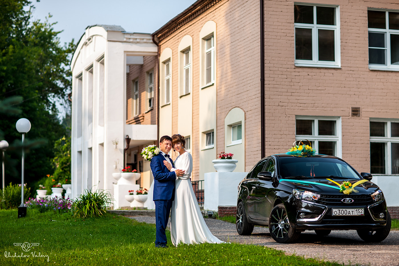 Фото с вестой. Свадебная Лада Веста. Lada Vesta невеста. Лада Веста свадьба. Лада Веста украшение на свадьбу.