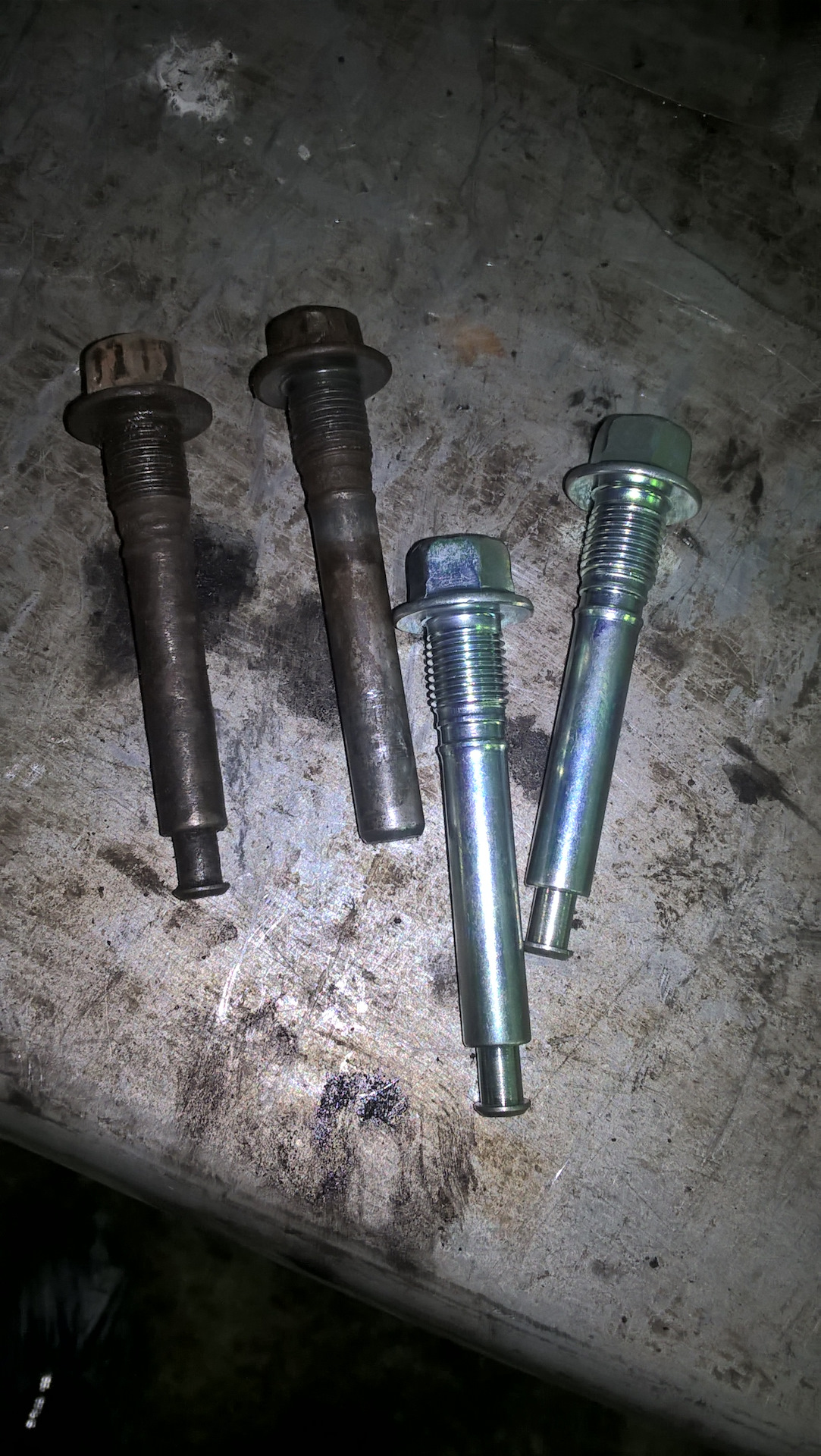 Болт суппорта лансер 9. Направляющие суппорта лансер 10. Направляющие суппорта mitsubishi lancer. Задние направляющие лансер 9. Направляющие суппорта лансер 9.