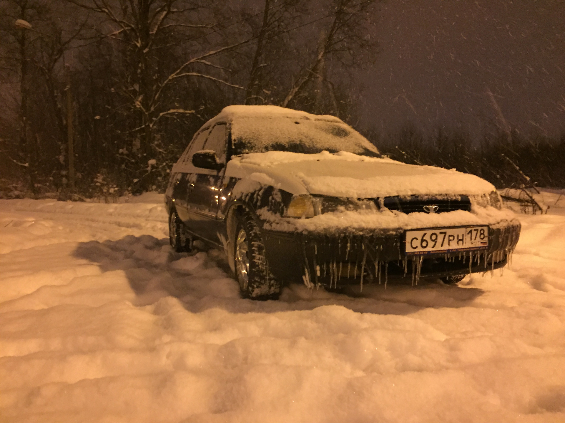 Остывает машина на ходу зимой. Машина застряла в снегу. Остывает машина на ходу зимой. Машина зима. Автомобилист зимой.