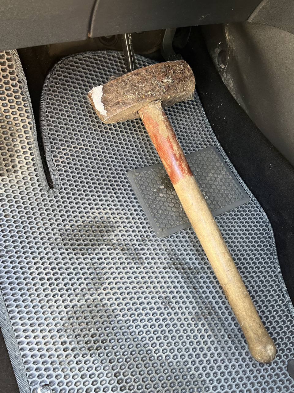 Лампочка для заднего правого стопа — Citroen C4 L, 1,6 л, 2013 года ...