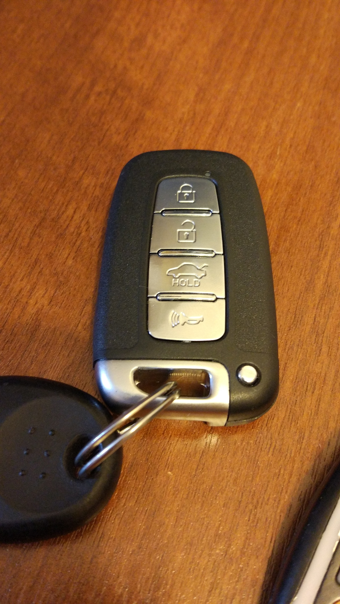 Брелок штатной сигнализации для хендай туксон 2008. Корпус брелка сигнализации фичер ф 90. Брелок сигнализации хендай ай 30 2009. Viper 476v брелок сигнализация. Пульт сигнализации в руке.