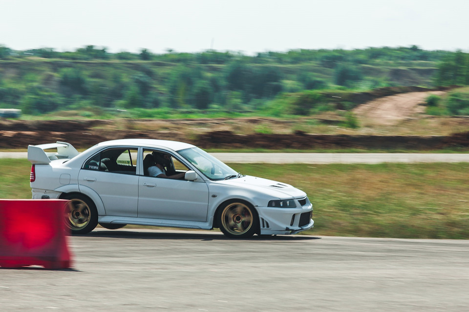 Оп и колесо в воздухе. На этой подвеске так происходит практически всегда — Mitsubishi Lancer Evolution VI