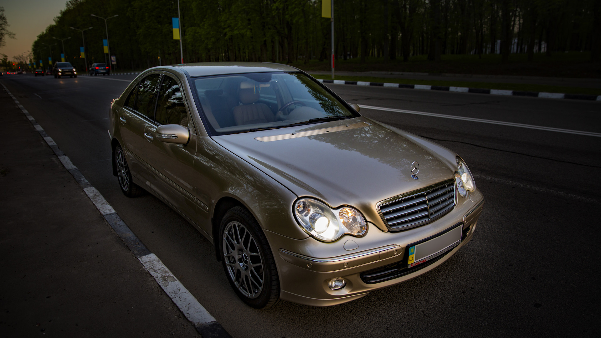 Mercedes 2005 годов. Mercedes Benz c200 2005. Mercedes-Benz c-class c200 Kompressor. Мерседес с200 2005. Мерседес w203 золотой.