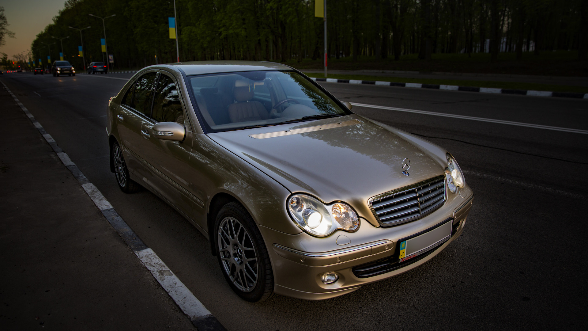 2005 е. Mercedes-Benz c-class c200 Kompressor. Мерседес w203 золотой. Mercedes c class 2005. Mercedes Benz c200 2005.