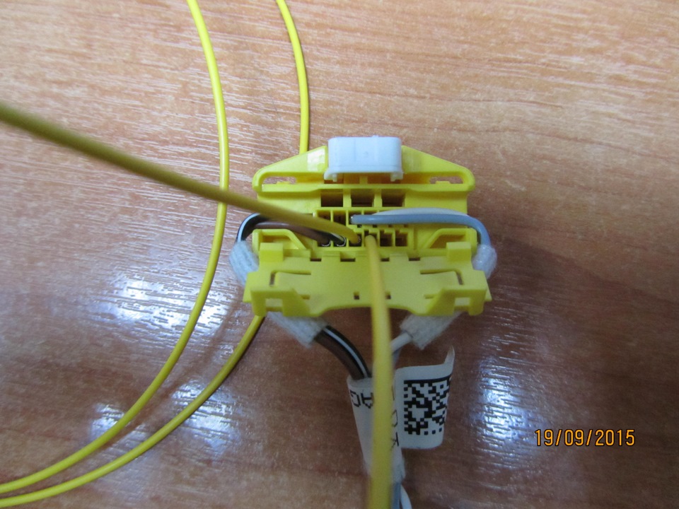 Ни чего сложного, вынимаем фиолетовый фиксатор из желтого разъема, затем просто вставляется до щелчка в 9 и 10 пин, ошибаться не советую, проблематично без ВАГовского распиновщика выниматься будет. — Skoda Octavia A7 Mk3