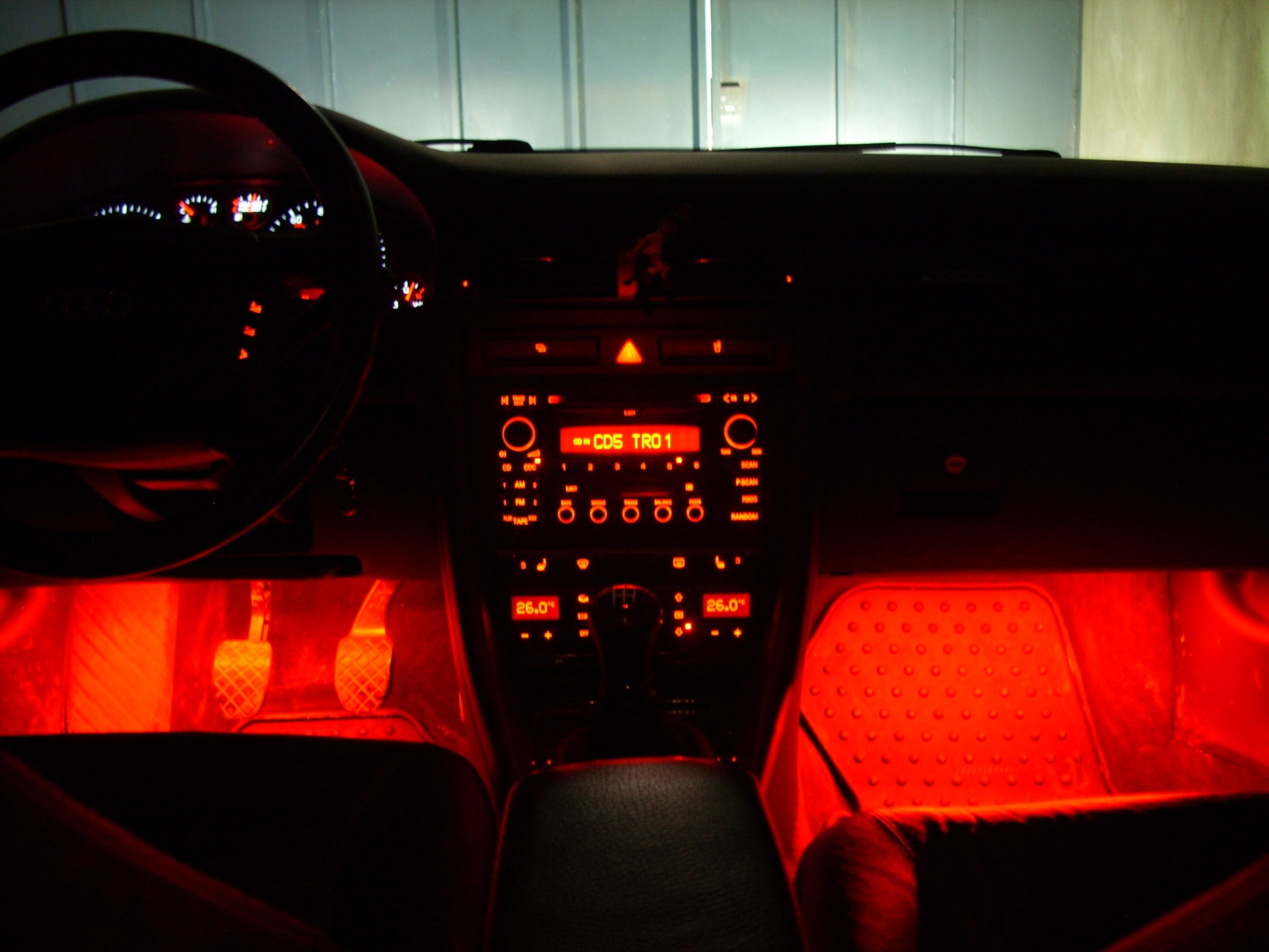 Купить красную подсветку. Красная подсветка салона. Красная подсветка в авто. Машины с красной подсветкой. 210 Красная подсветка салона.