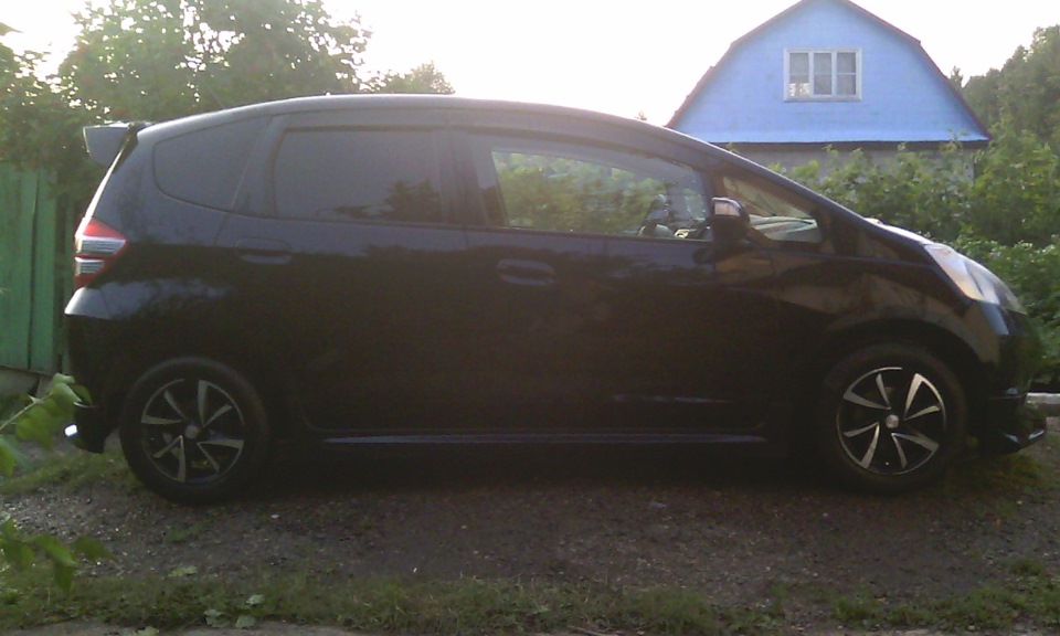 установка спойлера — Honda Fit (2G), 1,3 л, 2008 года | стайлинг | DRIVE2