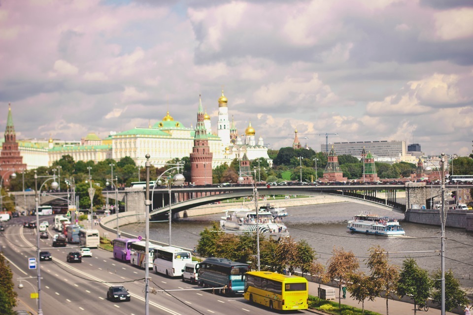 Москва приветствует. Вас приветствует г. Москва. Привет столица картинки. Красивое фото столицы с подписью добро пожаловать в Москву.