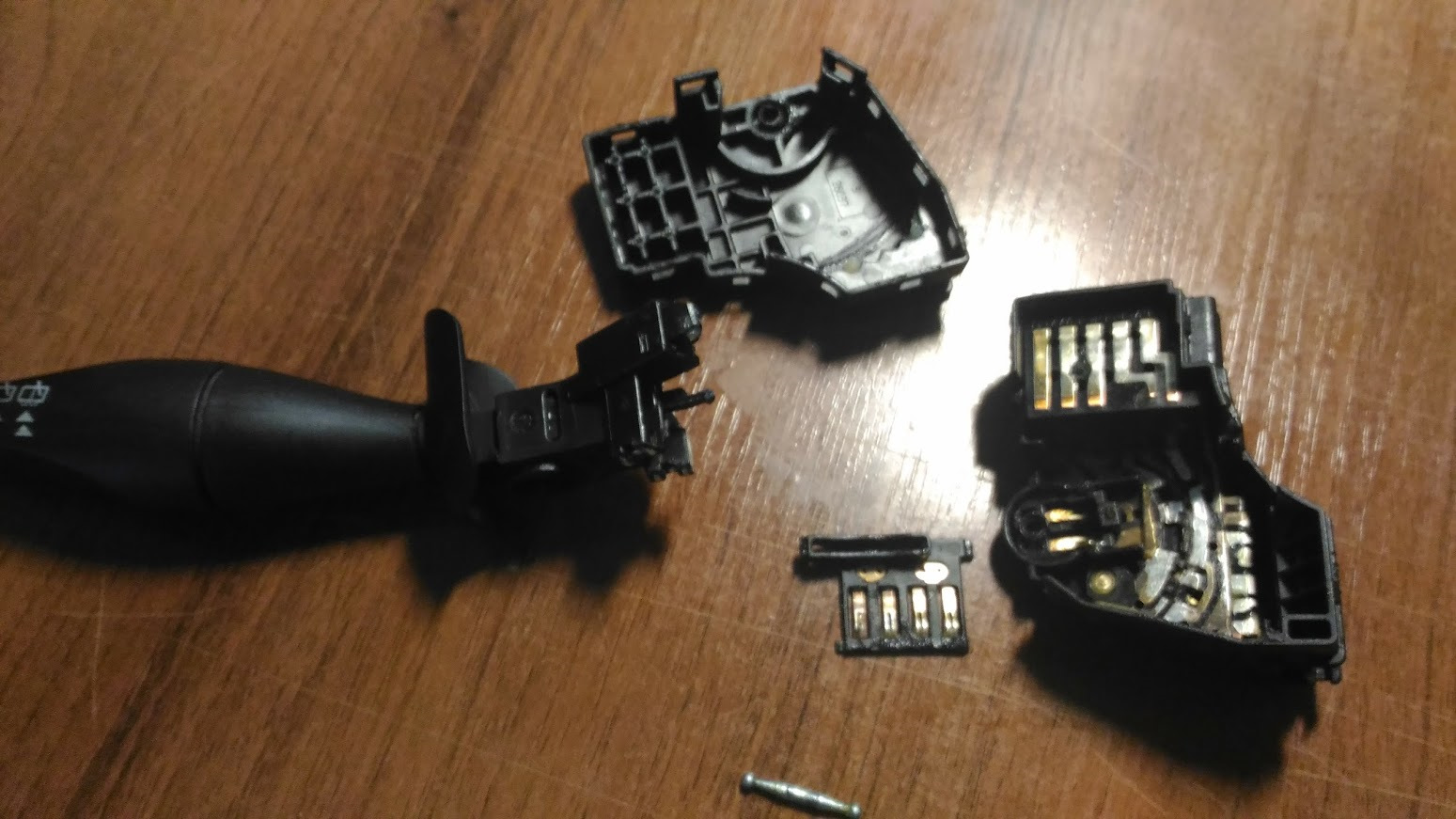 Неисправен переключатель. Кнопка ремонтная. Неисправен переключатель. Как разобрать переключатель дворников форд фокус 2 рестайлинг. Чиста контактов переключателя.