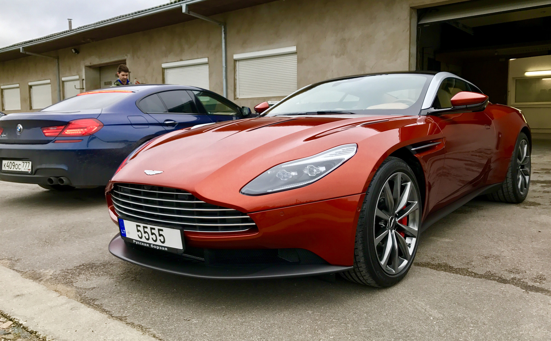 Aston Martin db9 желтая