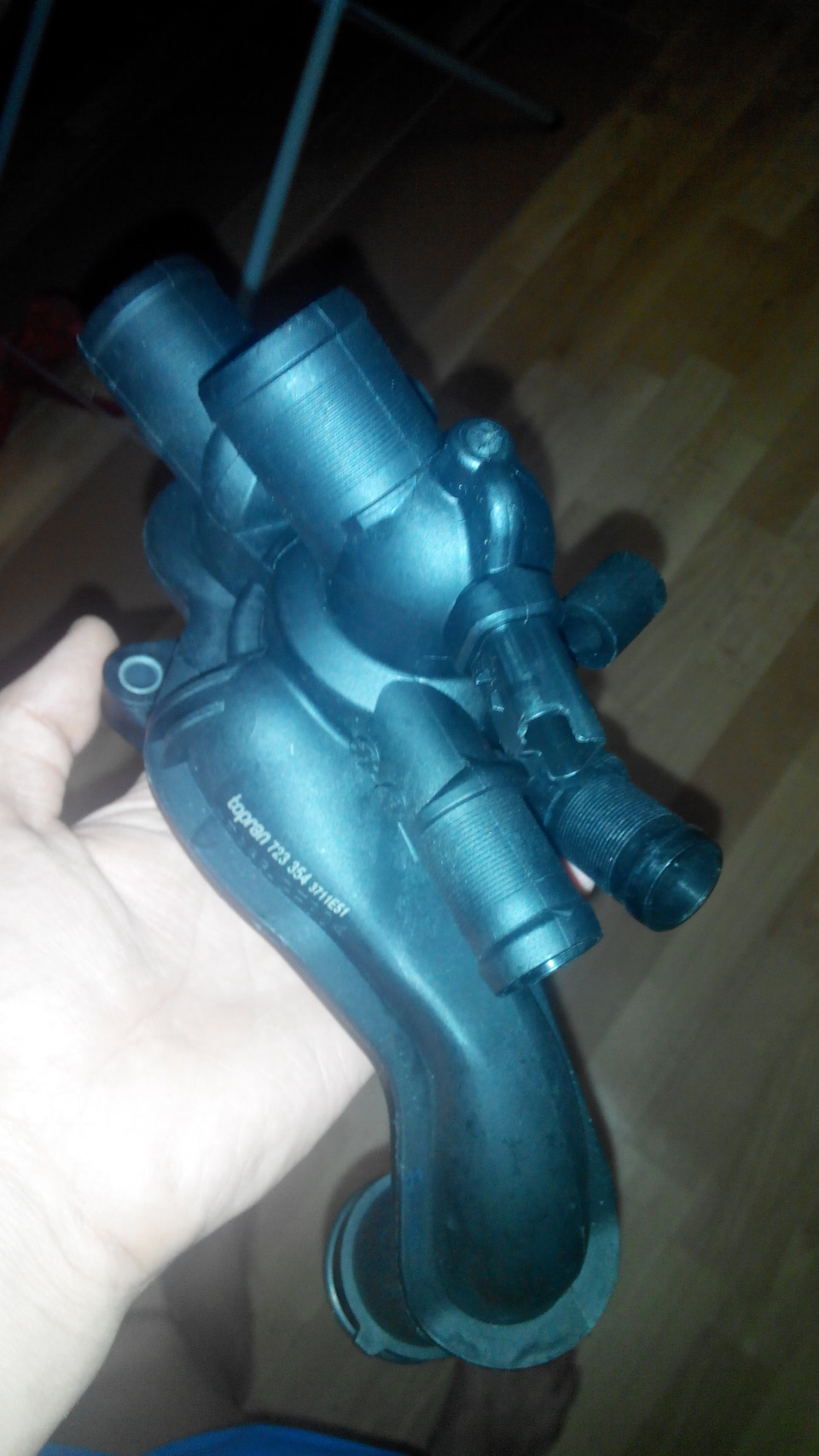 10. Третий термостат. — Peugeot 308 SW (1G). Запчасти на фото: 723354