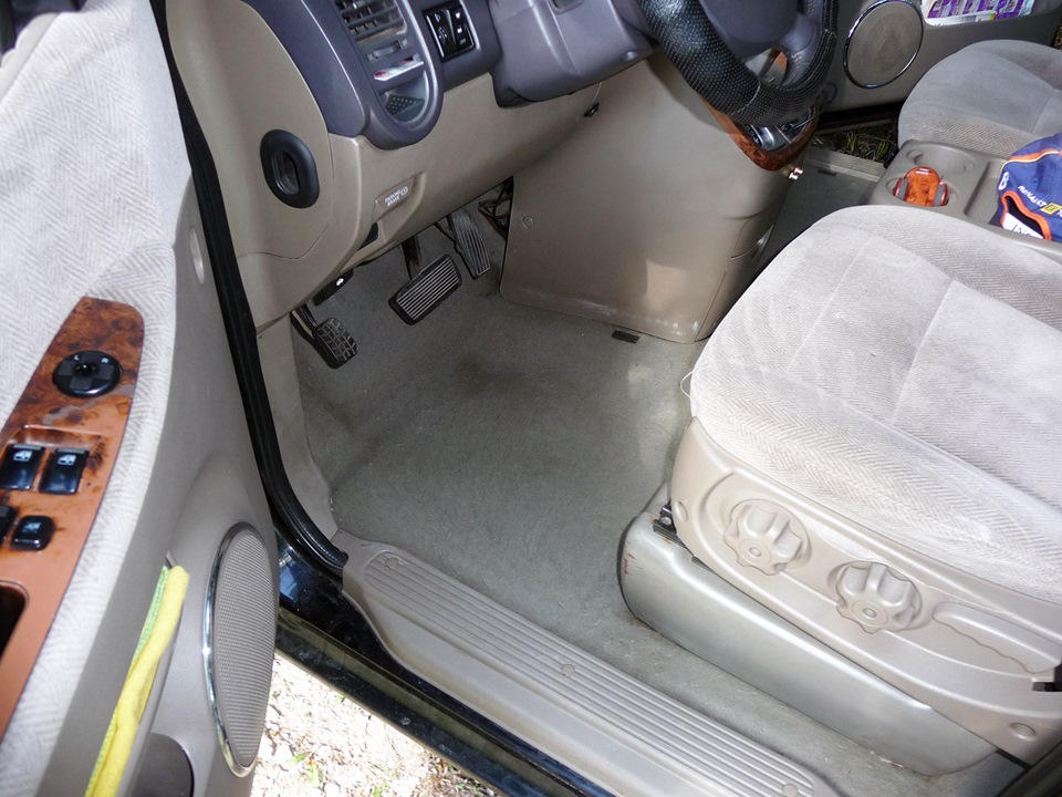 Мойка салона Карнивала моющим пылесосом — KIA Carnival (1G), 2,5 л ...