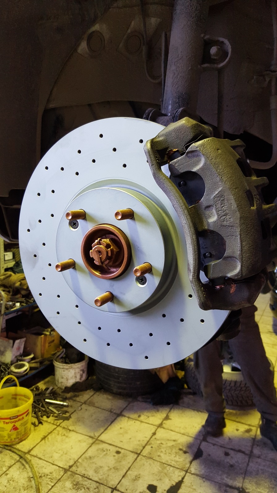 Передние диски на месте, перфорированные — KIA Sorento (2G)