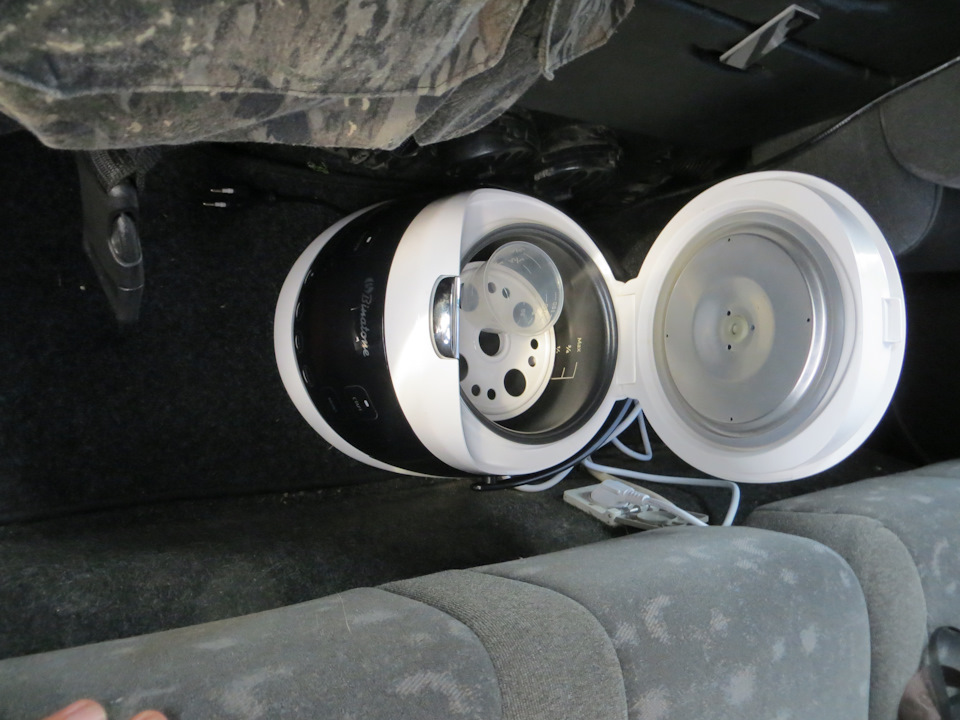 при этом устанавливается пока что на полу и ею можно пользоваться в движении без каких-либо ограничений — УАЗ Patriot