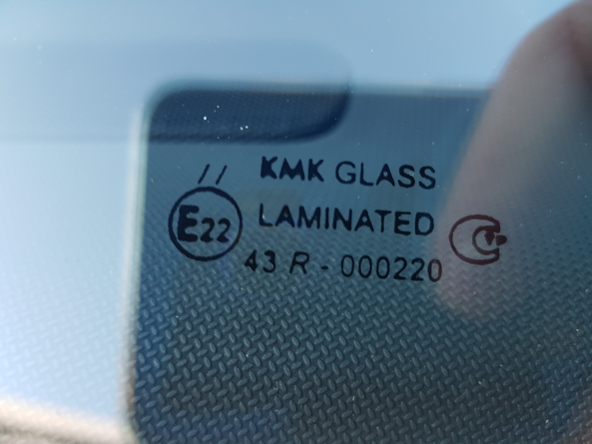 Стекло kmk glass производитель. Стекло лобовое КМК Glass 43r. KMK Glass 7276agn. 43r-000243 KMK Glass стекло лобовое. KMK Glass расшифровка маркировки стекла.