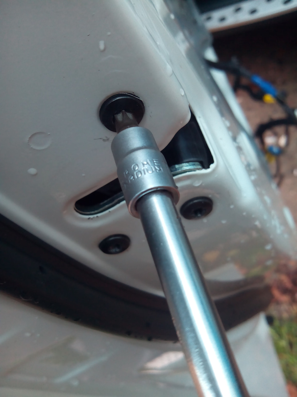 звездочкой откручиваем сам дверной замок — KIA Sorento (2G)