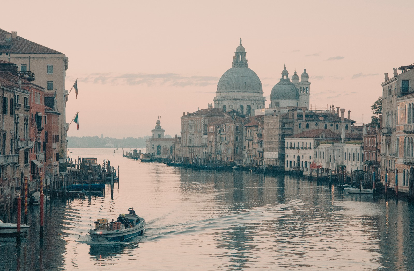 Итальянский сток. Венецианское утро. Утренняя Венеция. Венеция рассвет. Венеция нежно.
