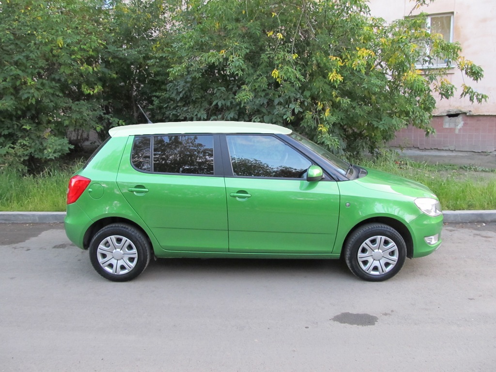 Skoda Fabia зеленая