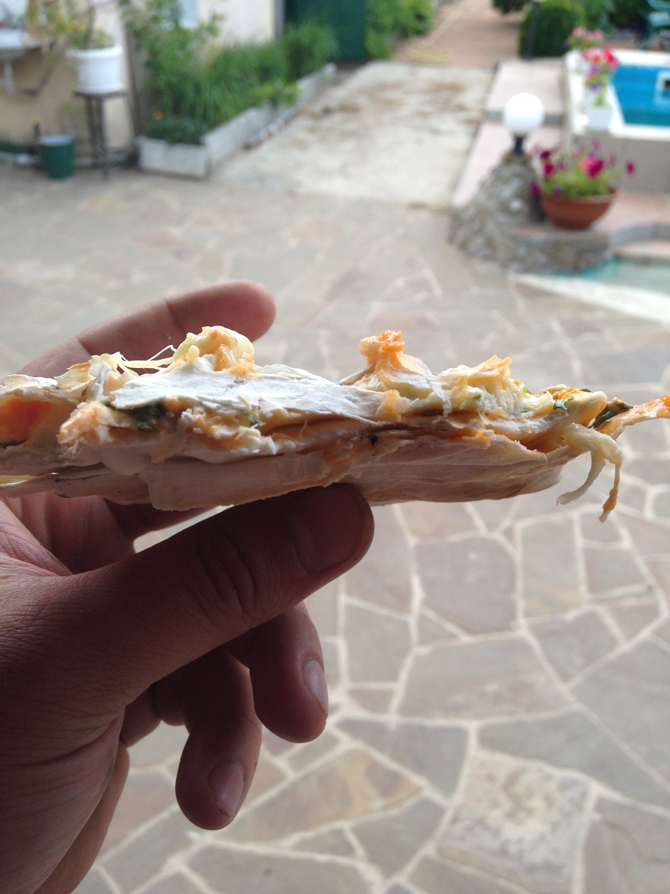 лаваш на мангале с сыром и яйцом. 5561bb2s 960. лаваш на мангале с сыром и яйцом фото. лаваш на мангале с сыром и яйцом-5561bb2s 960. картинка лаваш на мангале с сыром и яйцом. картинка 5561bb2s 960. Вылазка на природу не обойдется без всеми любимого шашлыка, но приготовление этого блюда занимает довольно много времени, поэтому без перекуса не обойтись. Конечно, можно ограничиться бутербродами, но есть варианты повкуснее и поинтереснее.