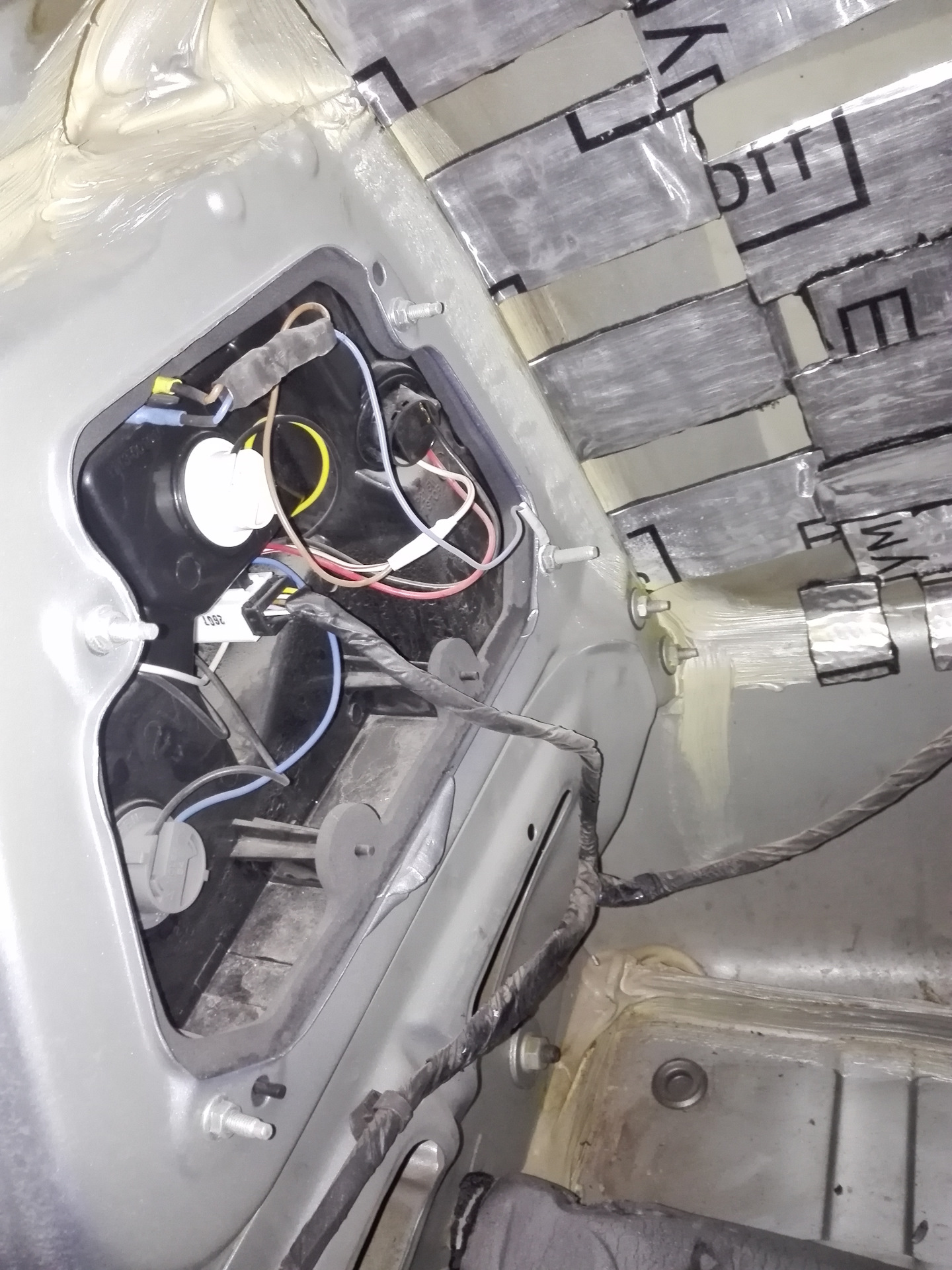 Как снять на нексии n150. Nexia n150 центральная консоль. Снятие дефлекторов боковых на дэу нексия. Как снять часы на нексии n150. Снятие панели приборов дэу нексия.