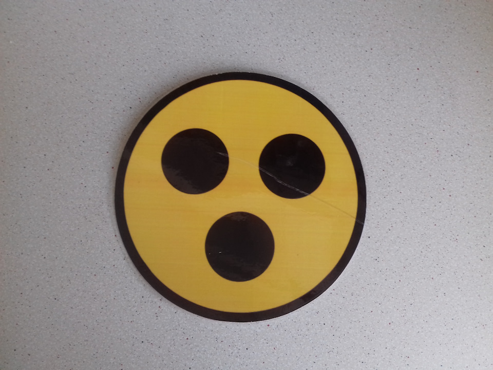 Самостоятельно ножницами вырезал знаки и работница их заламинировала, при этом чуток накосячила. Не беда, знаки — материал расходный, думаю, будут выгорать на солнце, и их придется менять ежегодно. — Lifan X60