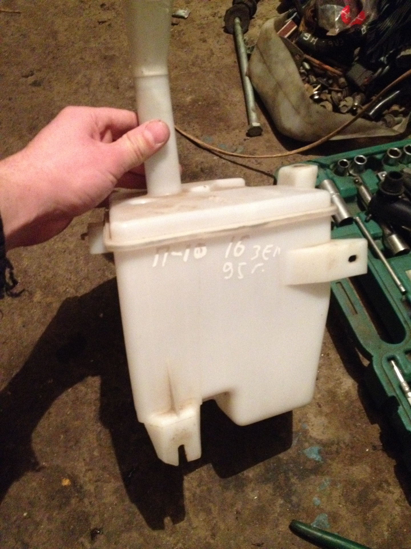 Там бак. Летающий мусорный бак. Женщины выбросили на мусорку. Там бак. Полный бак w140.