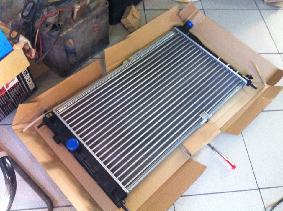 Потек радиатор охлаждения — Daewoo Nexia, 1,6 л, 2006 года | поломка ...