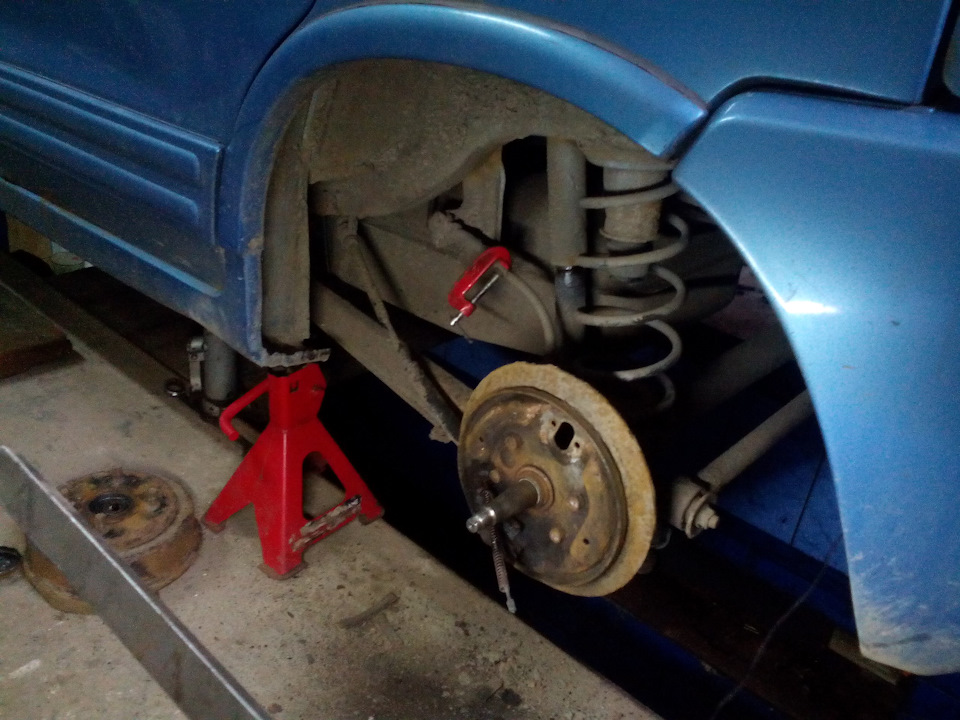 При снятом тормозном барабане картина примерно такая — Suzuki Wagon R (1G)