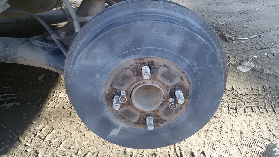 С помощью двух болтов снимаем барабан — Toyota Corolla Fielder (E130)