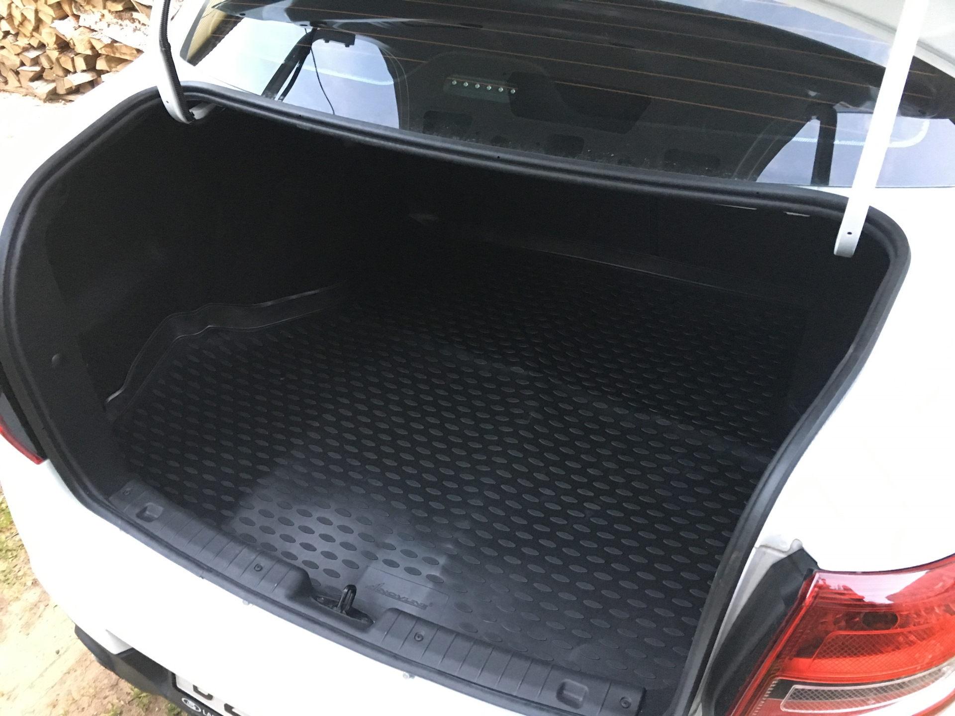 Машина с открытым багажником. Гранта спорт с багажником драйв. Экспедиционный багажник с алюминиевым листом. Smart roadster coupe багажник. Смарт родстер багажник.