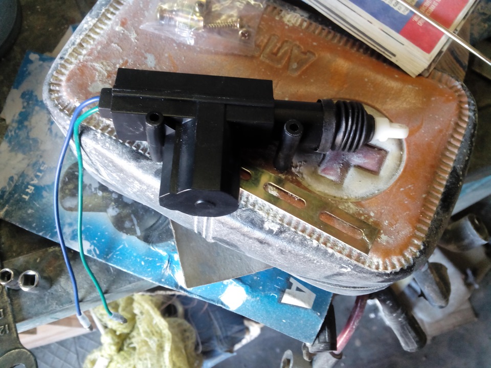 Открывание багажника с кнопки — Lada 21061, 1,6 л, 1982 года ...