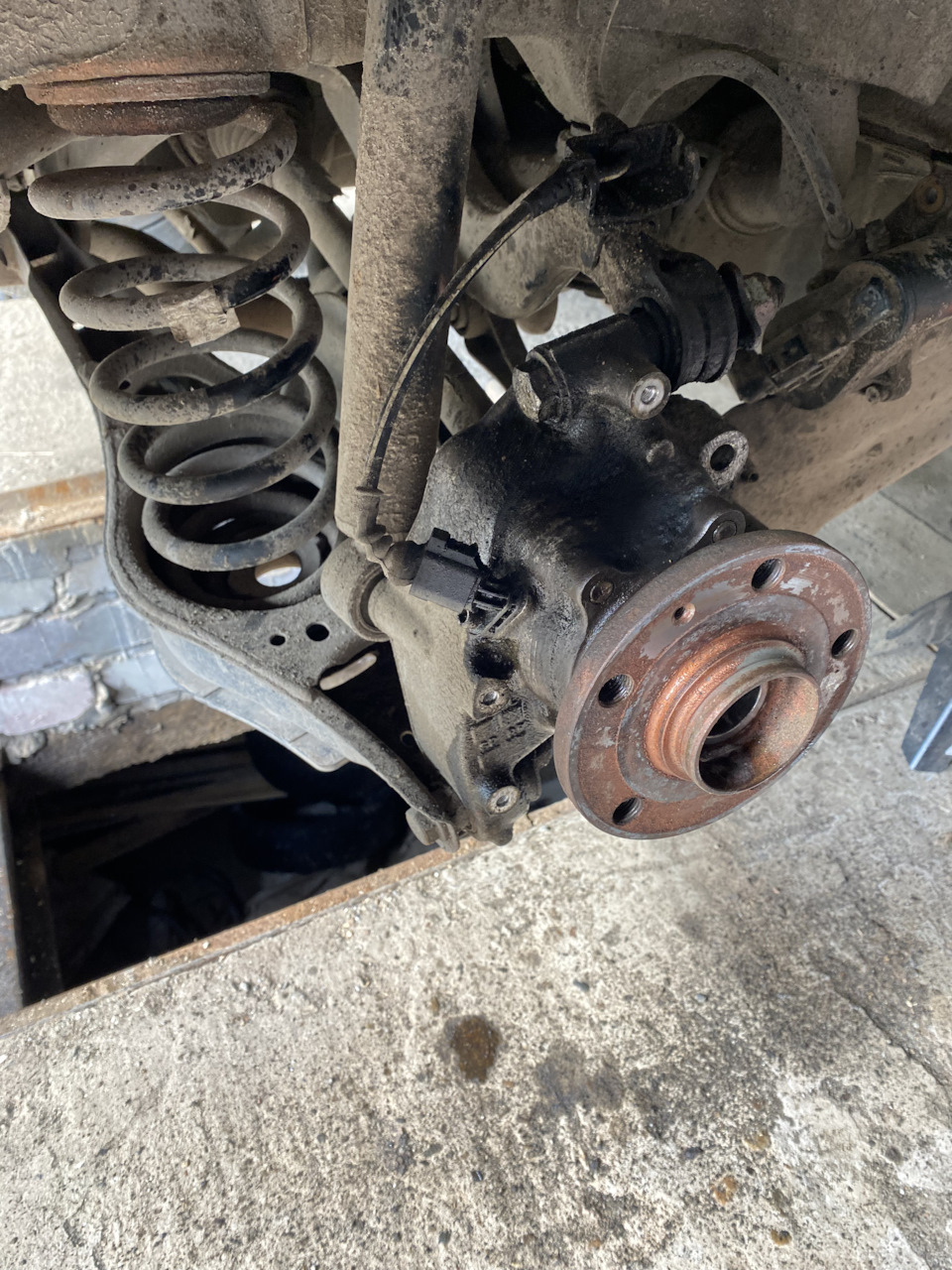 Шумов и люфтов так же нет, пока не снял ее — Volkswagen Tiguan (1G)