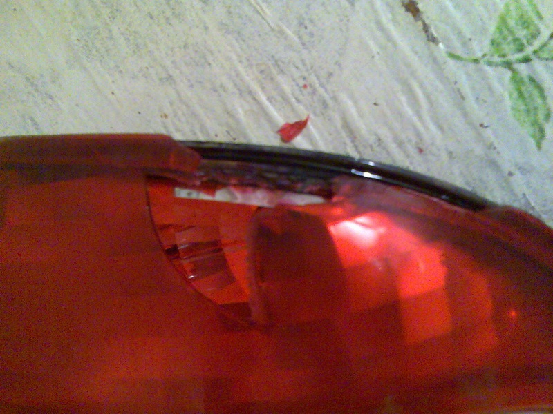 разбитая фара и лампочки задка — Lada Приора хэтчбек, 1,6 л, 2008 года ...