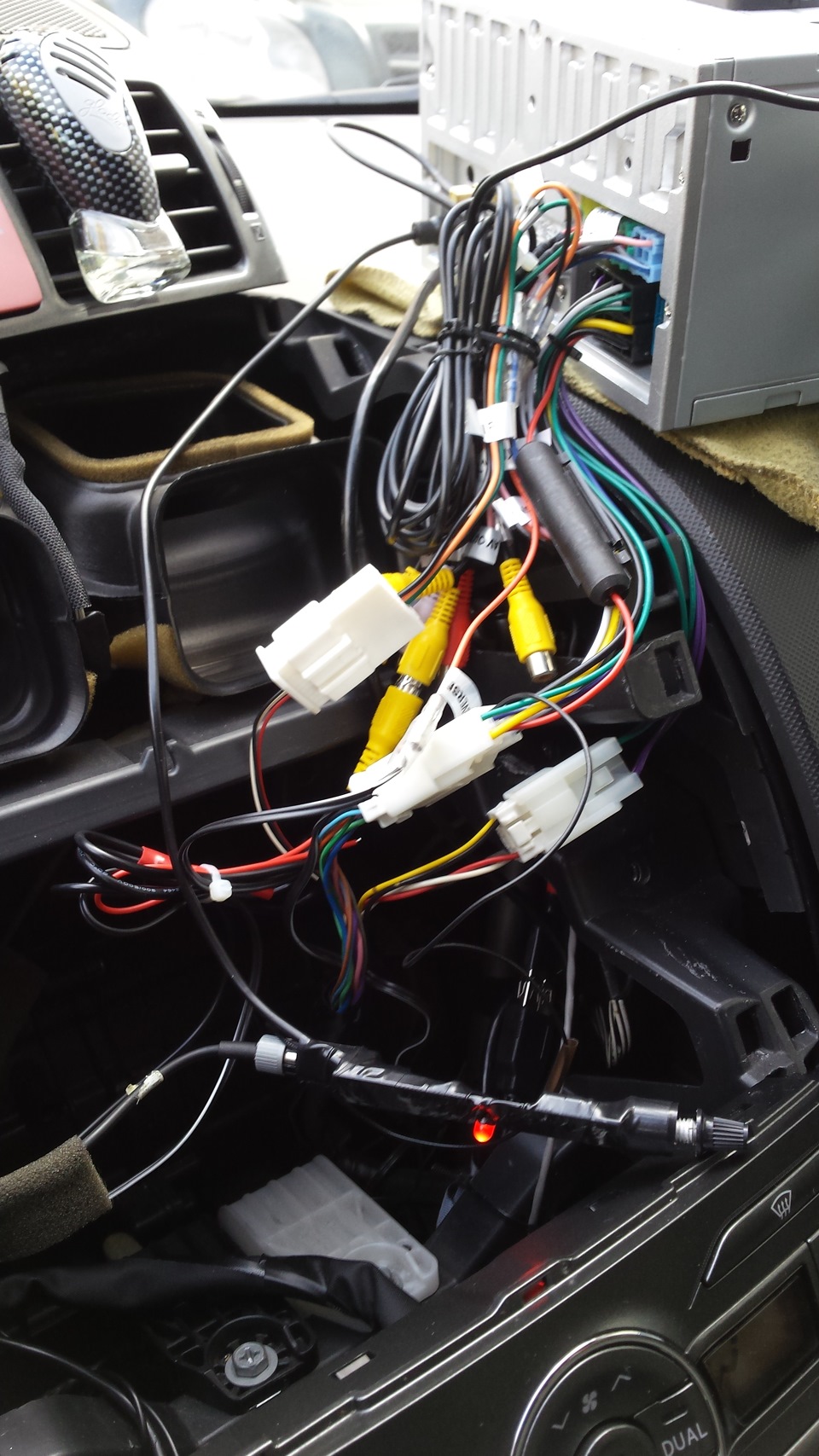 Антенный усилок — Toyota Auris (1G), 1,6 л, 2008 года | аксессуары | DRIVE2