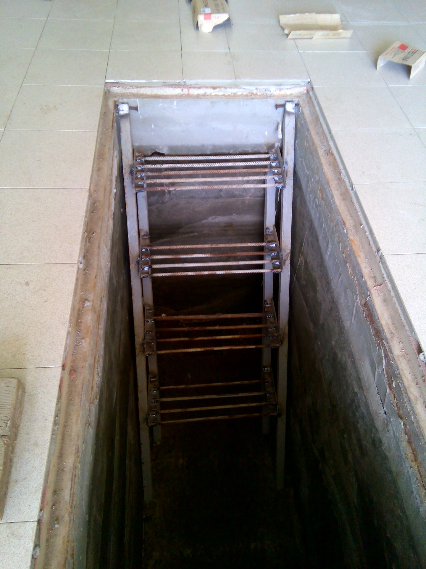 Железная яма. Ступени в смотровую яму в гараже. Лестница 1.5 метра в смотровой яме. Лестница в смотровую яму. Крышка для смотровой ямы.