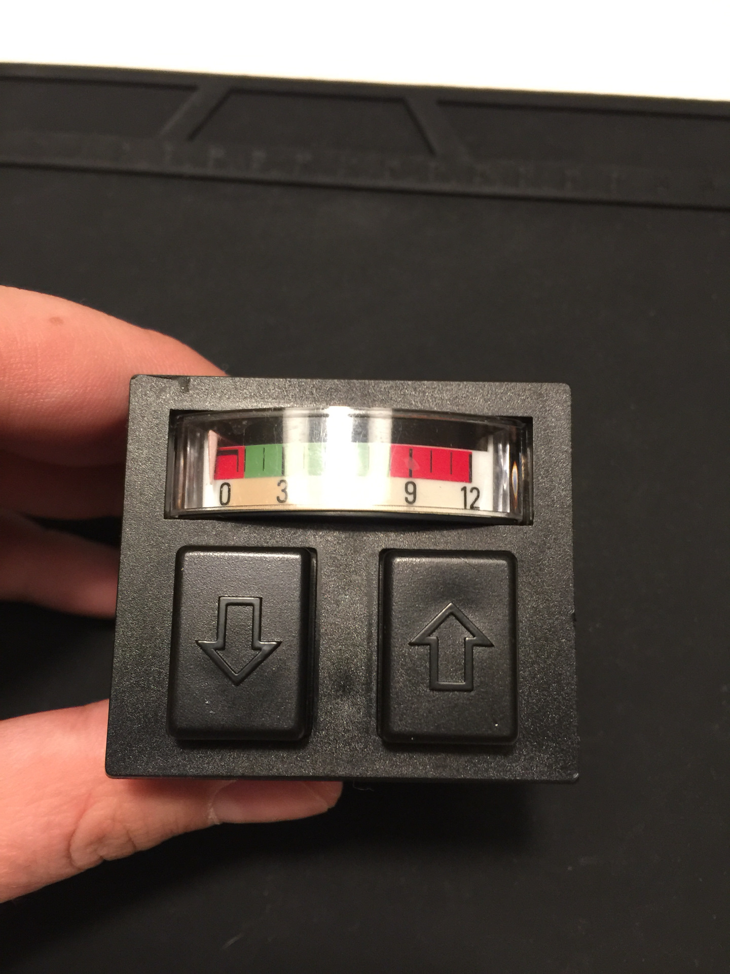 кнопка управления пневмоподвеской маз. кнопка пневмоподвески на macan. блок управления пневмоподвеской дискавери 4. клапан пневматический airlift21703. пневмоклавиша для пневмоподвески aliexpress.