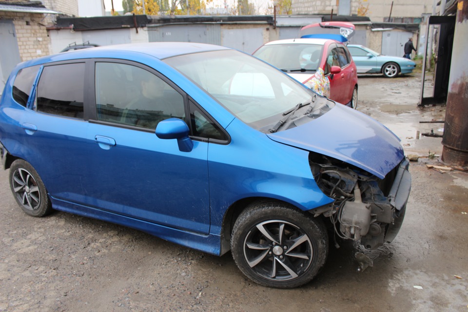 Honda Fit покрашенная баллончиком разноцветная