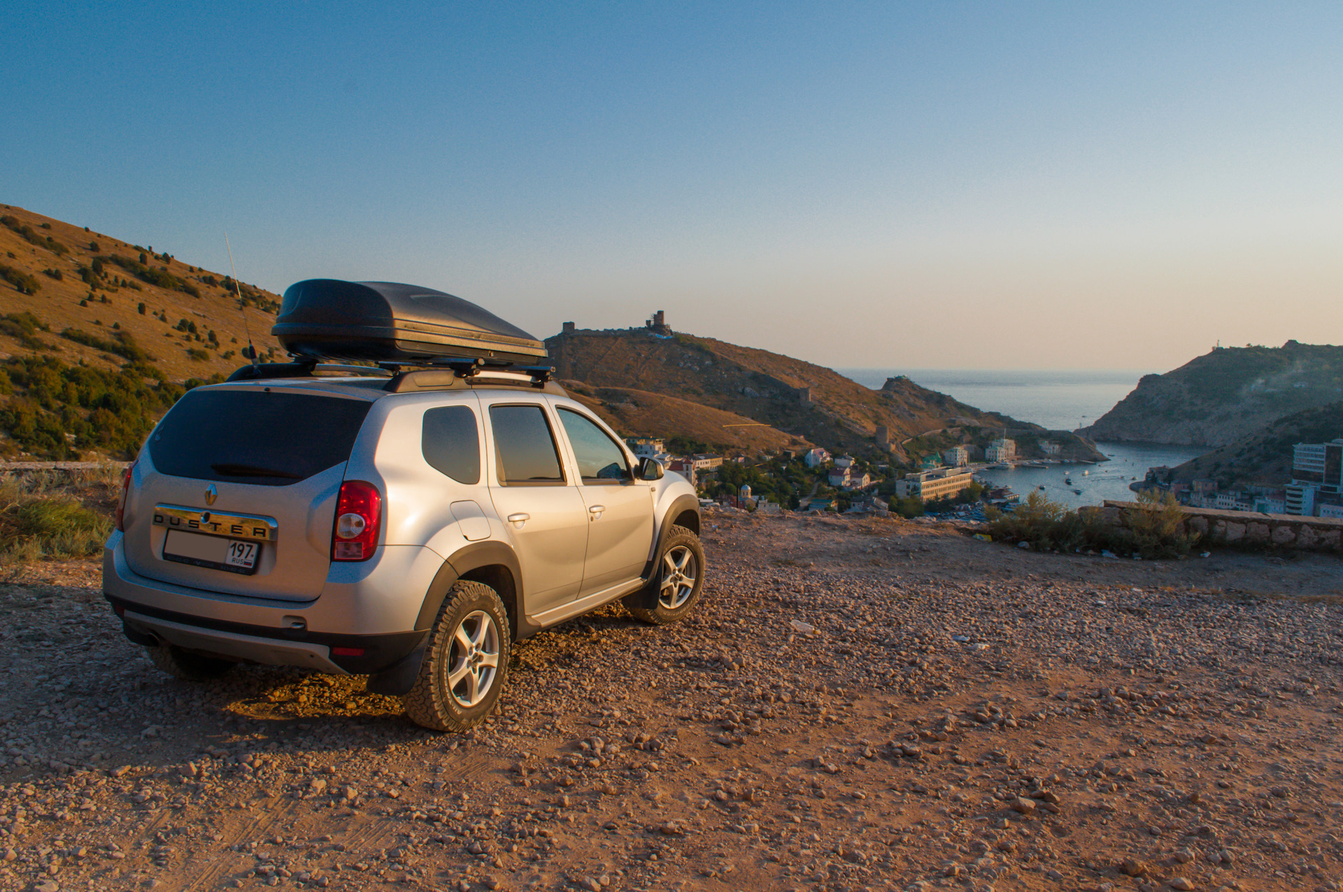 Рено дастер в крыму. Renault Duster Эльбрус. Байкал Дастер. Дастер по скалам. Рено Дастер на природе.