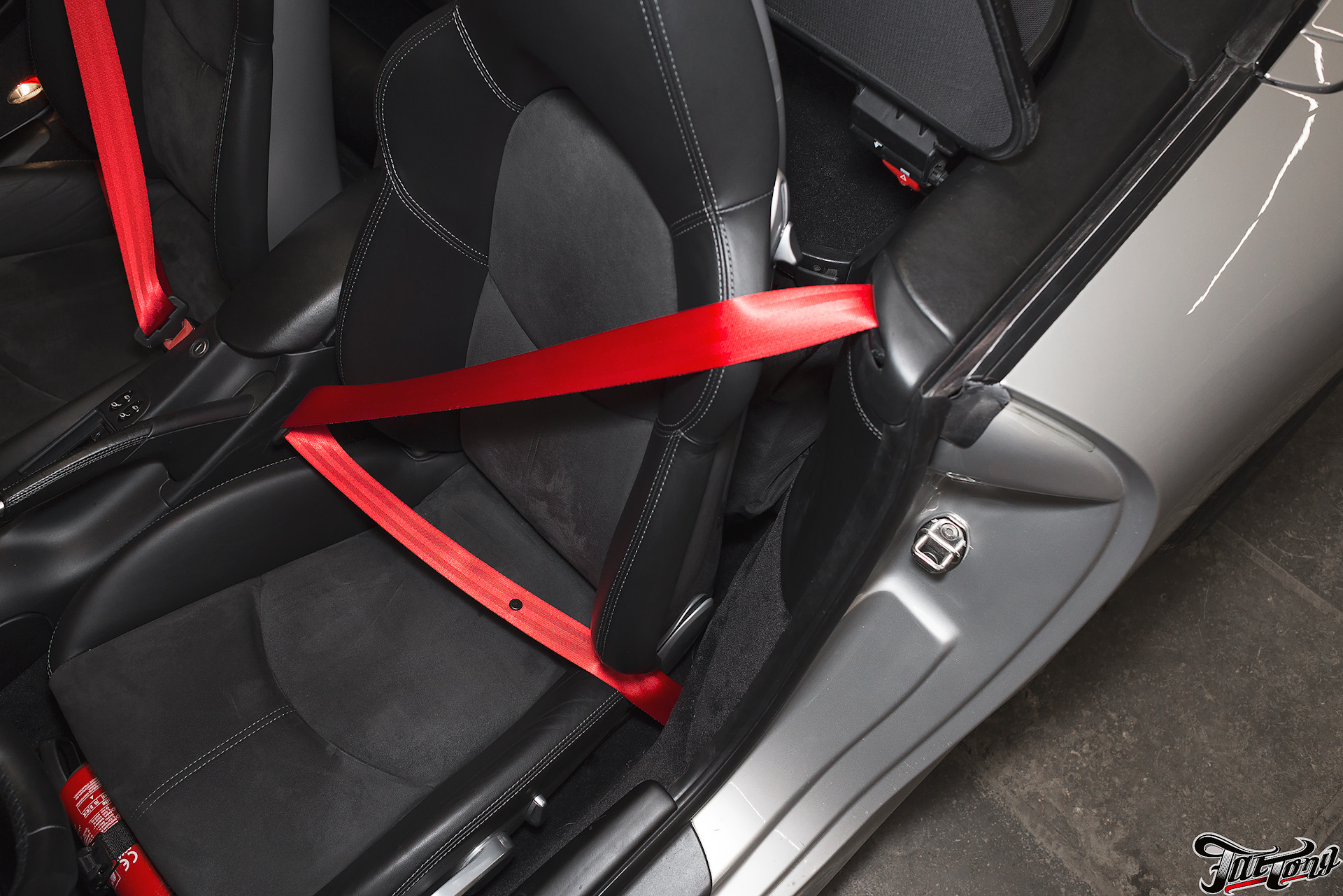 Красные ремни безопасности. Красные ремни безопасности Mazda 6. Hyster красный ремень безопасности. Цветные ремни безопасности в авто. Перешив ремней безопасности.