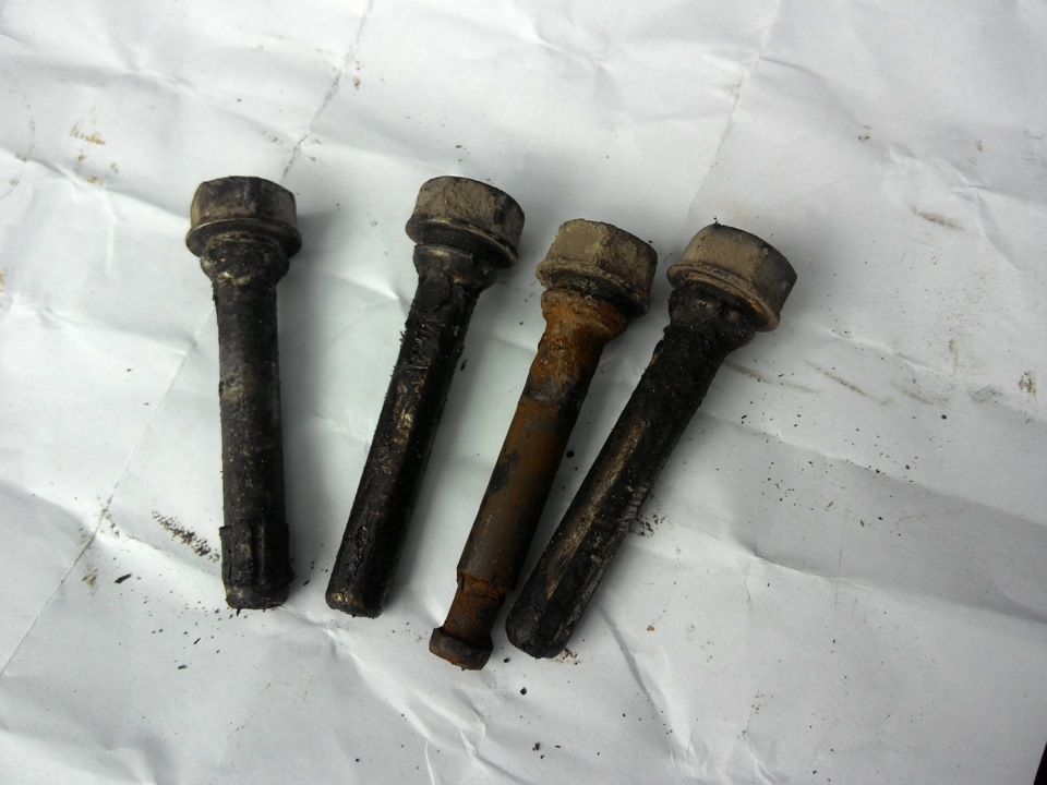 Направляющая суппорта ниссан альмера g15. Направляющие тормозного суппорта. Направляющие тормозного суппорта. Направляющие суппорта заднего boxer iii / ford transit 115 / 2014- 810004. Болт направляющей суппорта паджеро ио.