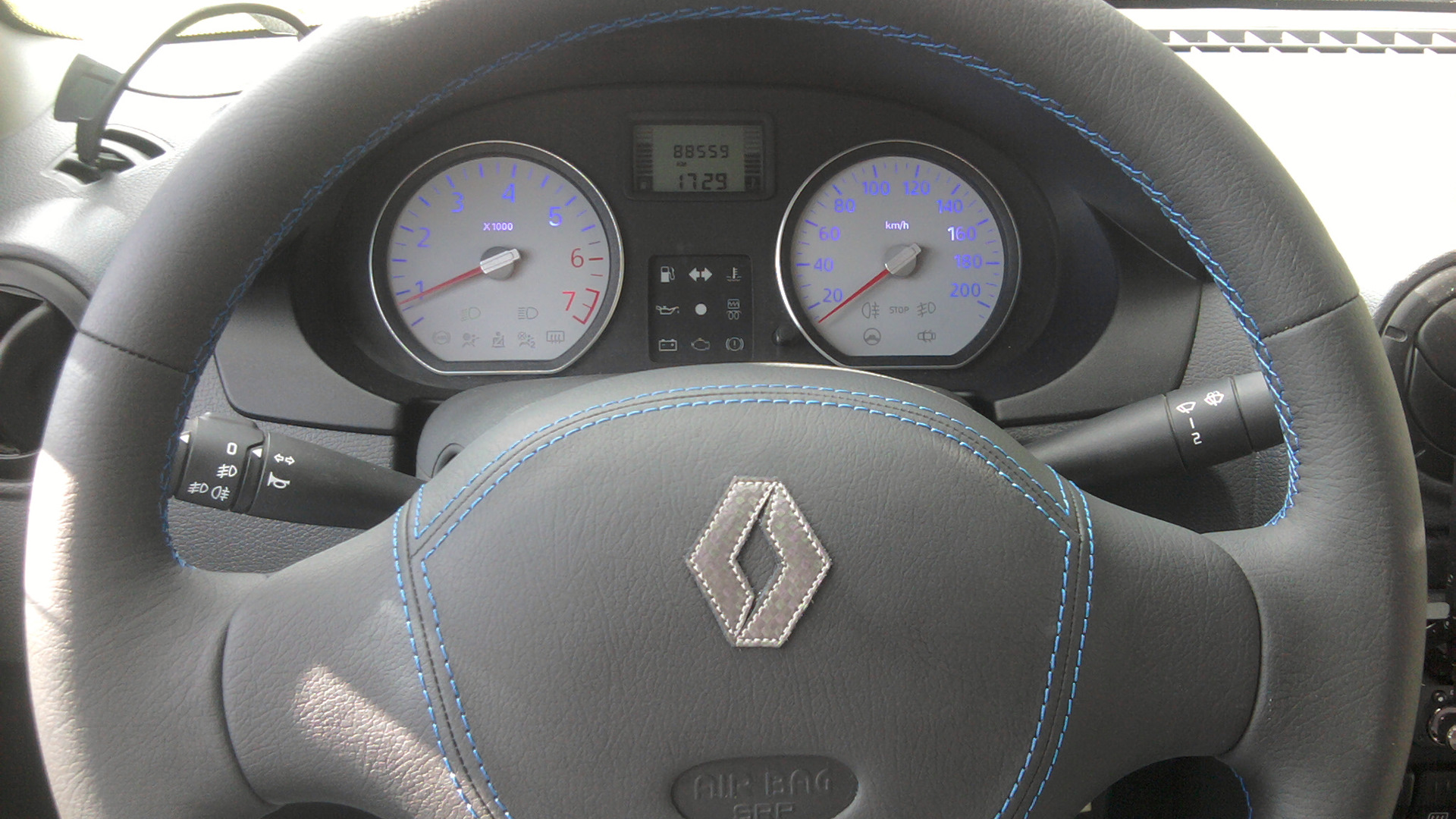 Снять руль логана. Renault logan 1 кожаный руль. кожаный руль рено логан 1. руль рено логан 1 рестайлинг. чехол на руль рено логан 1 2008.