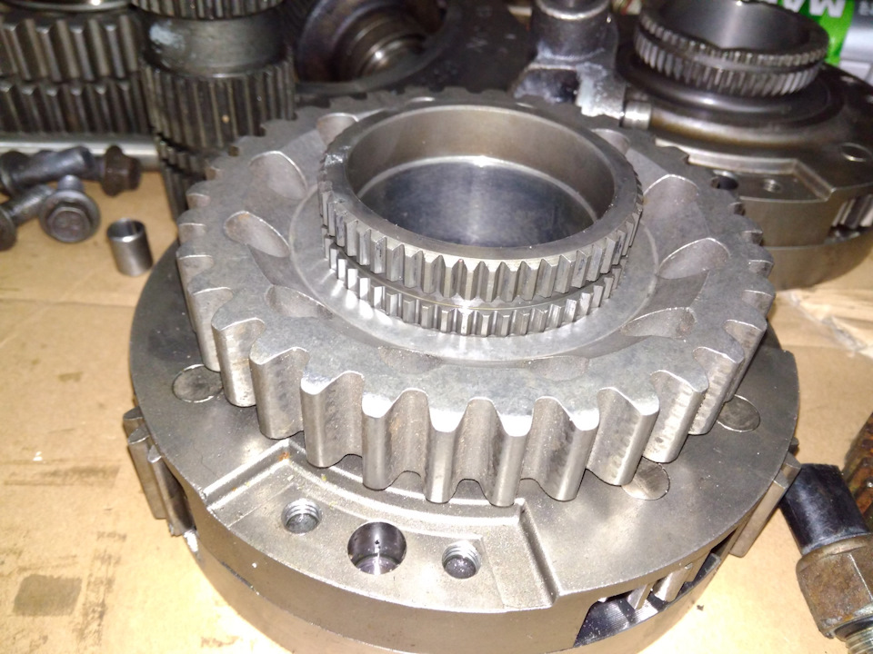 Диф всборе. Звезда цепи от 242 на 6 мм тоньше чем от 249(цепь шириной у 242 1 дюйм, а у 249 1,25 дюйма)поэтому звезда от 242 на шестерне от 249 не зафиксируется стопорным кольцом — Jeep Cherokee (XJ)