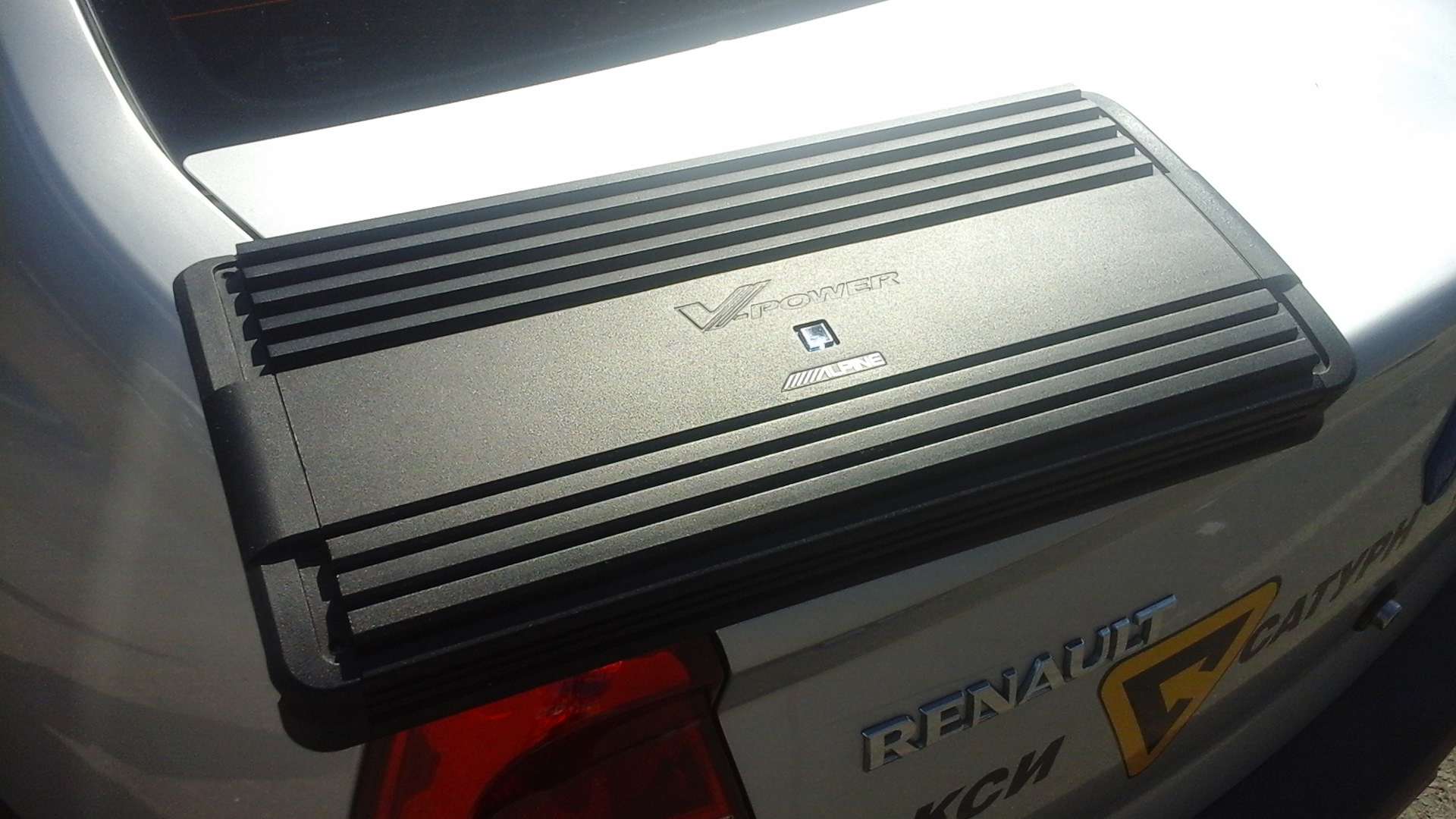 Усилитель Alpine MRPM2000 — Renault Logan (1G), 1,4 л, 2012 года