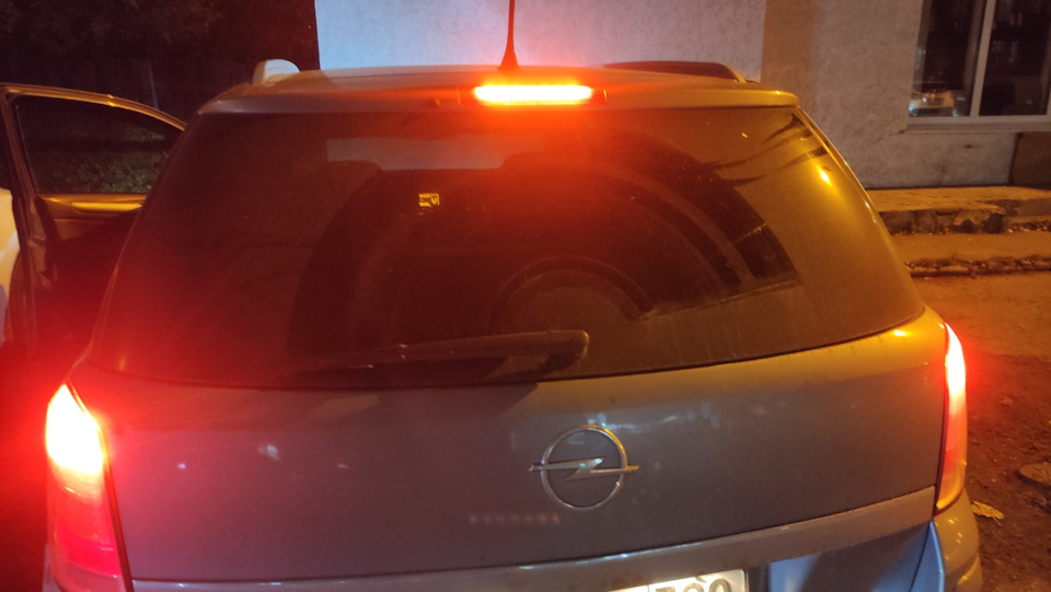 Дополнительный стоп сигнал — Opel Astra H, 1,8 л, 2010 года | своими ...