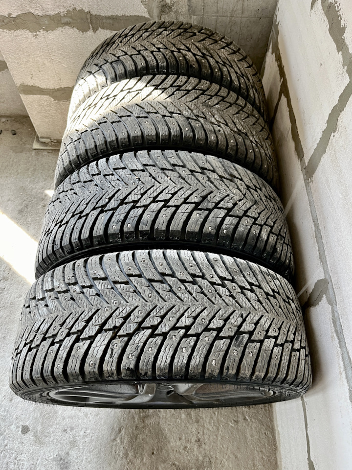 Шины зимние шипованные Nokian 225/45 R17, литые диски Honda 7Jx17 ET55 ...