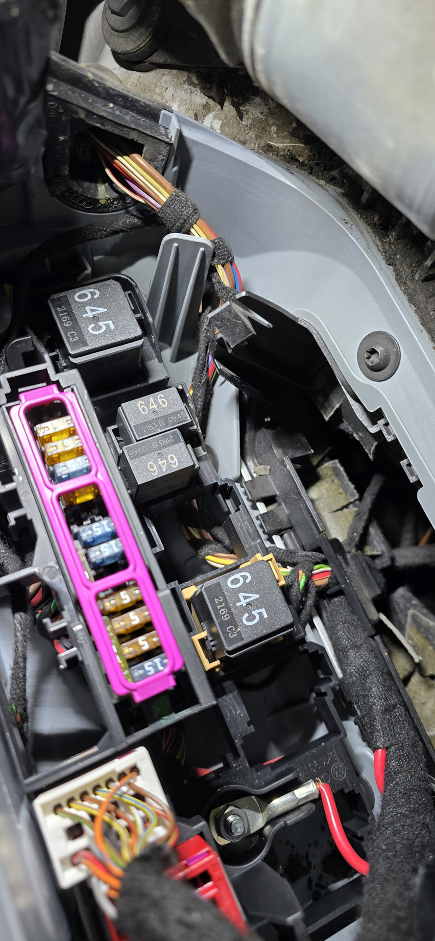 Затягиваем проводку через уплотнители в блок и далее в салон — Audi Q5 (1G)