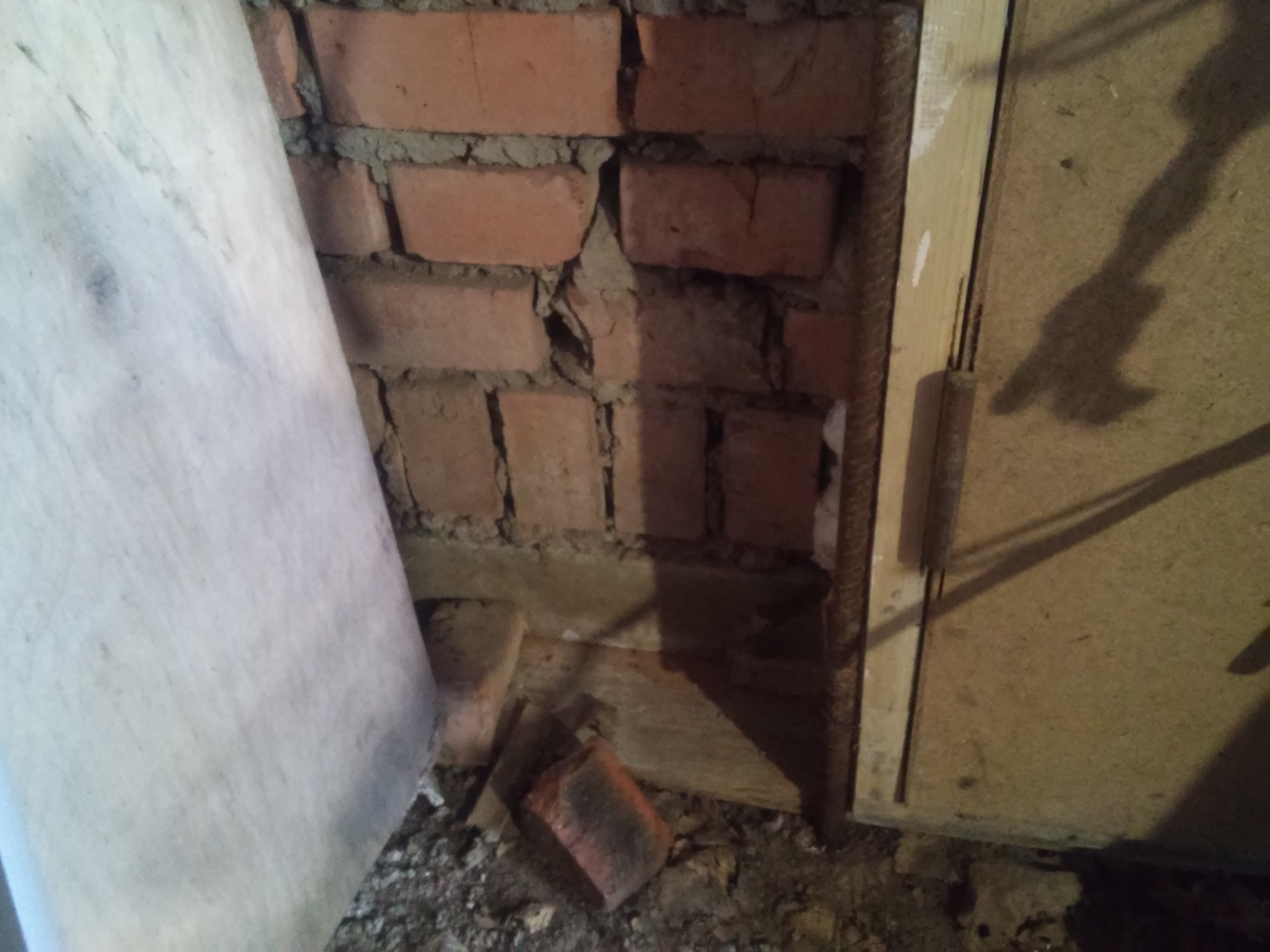 Гараж трещины. Стальные тяжи для усиления кирпичных стен. Стяжка стен гаража. Укрепление кирпичных стен гаража. Усиление стен стальными тяжами.