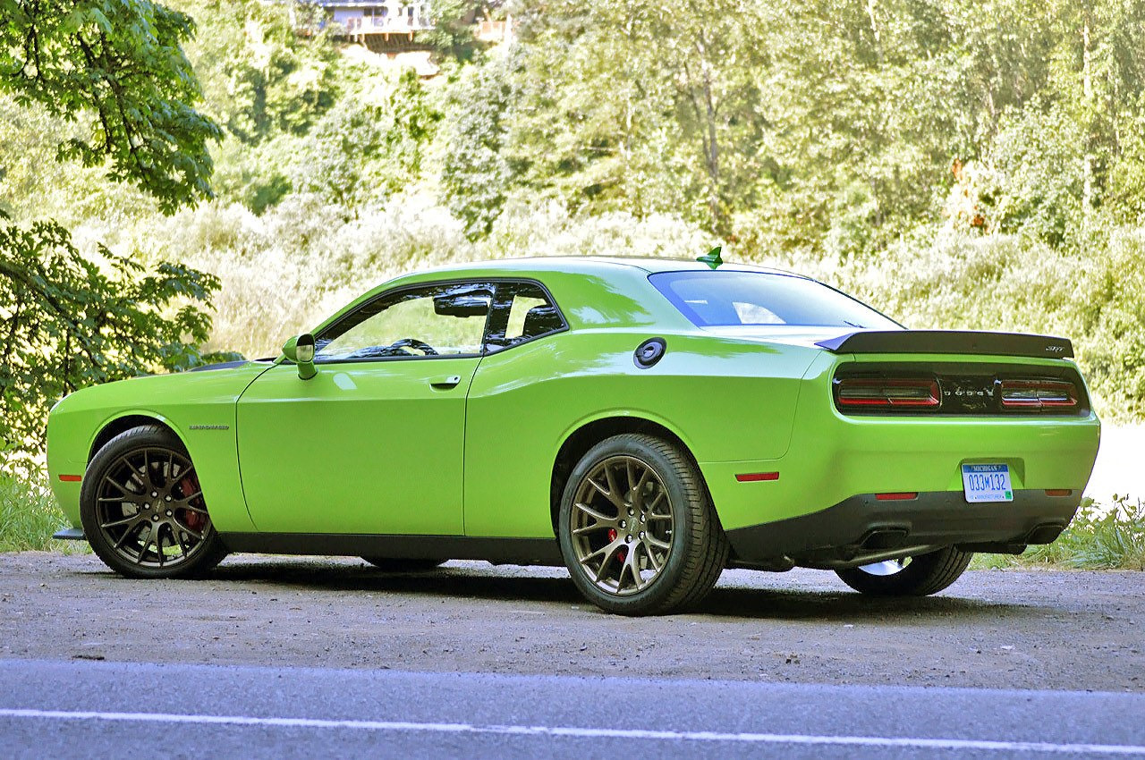 Додж челленджер характеристики. Dodge Challenger Hellcat 2015. Dodge Challenger srt Hellcat 2015. Додж Челленджер 2016. Dodge Challenger драйв.