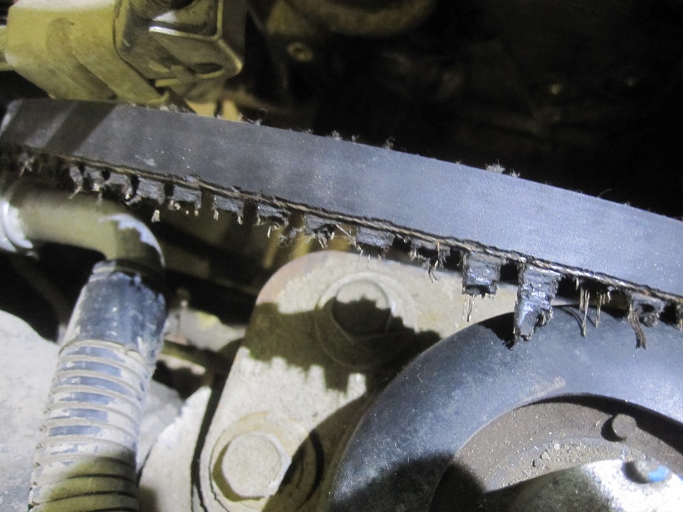 Грм кия спектра 1. Ремень грм рвется. Сломанный грм. Ремень грм обрыв что будет. Оборвался ремень грм.